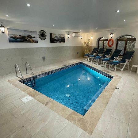 Alina Boutique Living Bed & Breakfast วิกตอเรีย ภายนอก รูปภาพ