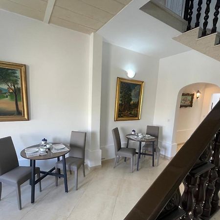 Alina Boutique Living Bed & Breakfast วิกตอเรีย ภายนอก รูปภาพ