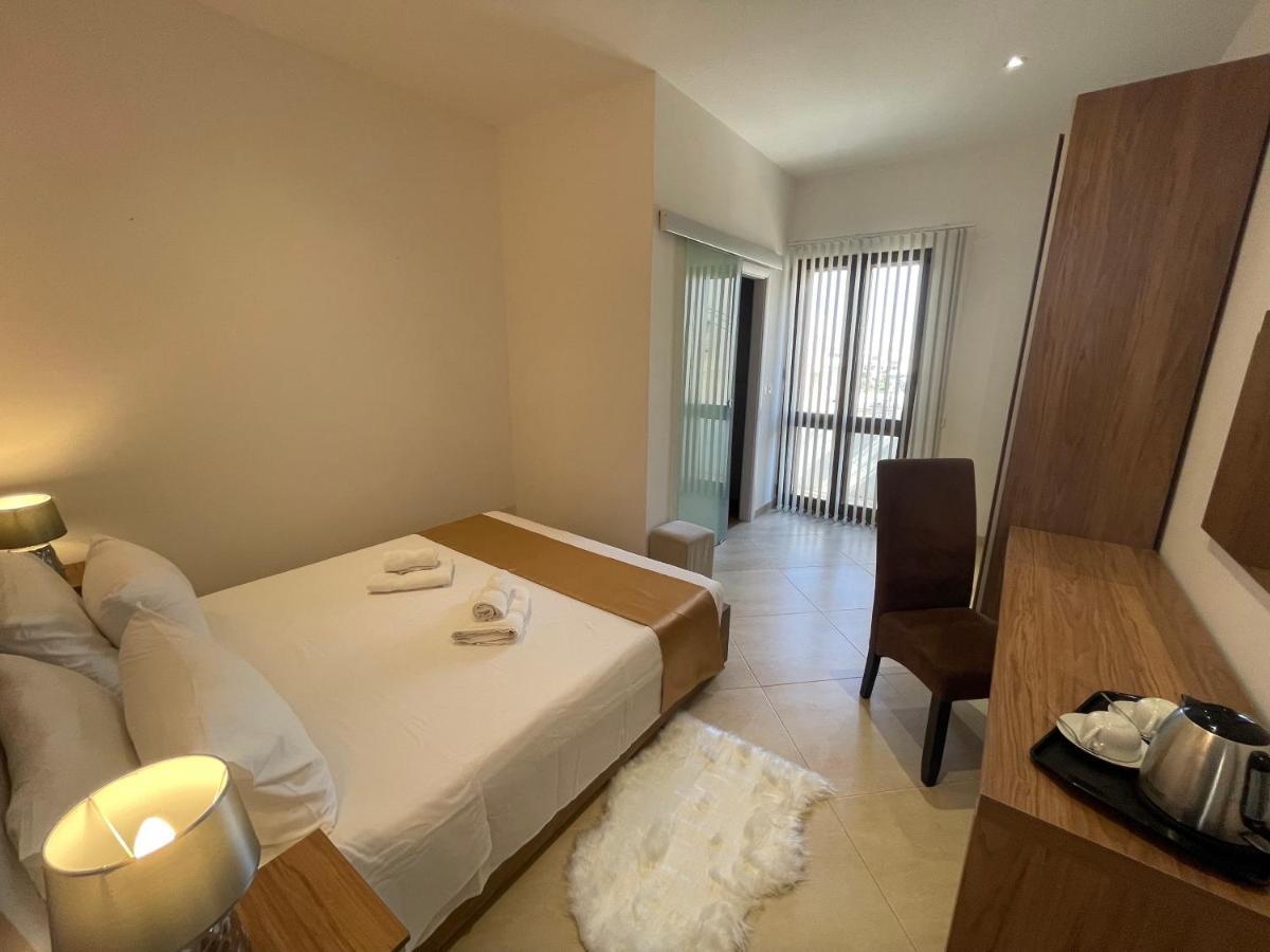 Alina Boutique Living Bed & Breakfast วิกตอเรีย ภายนอก รูปภาพ