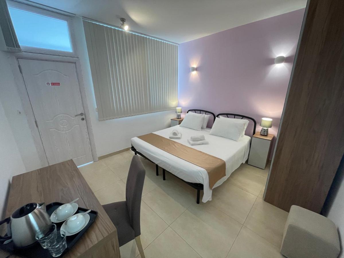 Alina Boutique Living Bed & Breakfast วิกตอเรีย ภายนอก รูปภาพ