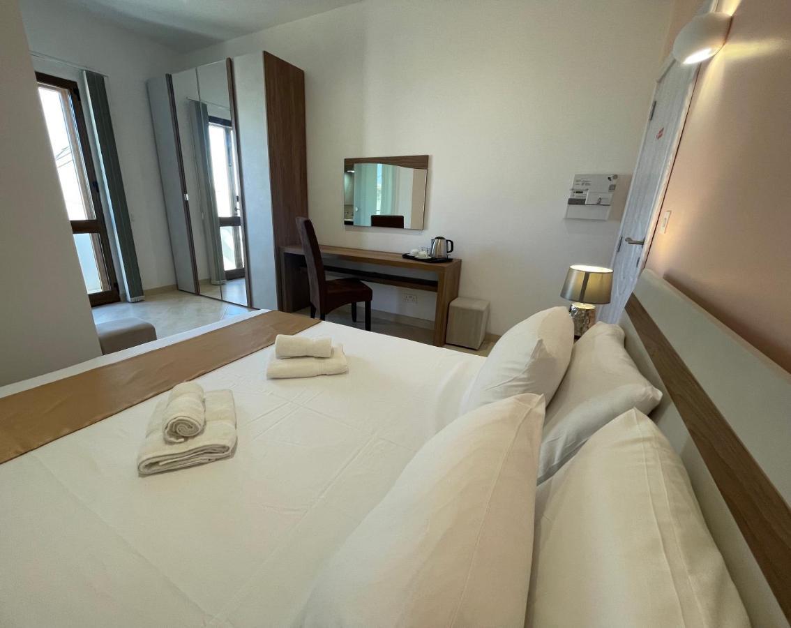 Alina Boutique Living Bed & Breakfast วิกตอเรีย ภายนอก รูปภาพ