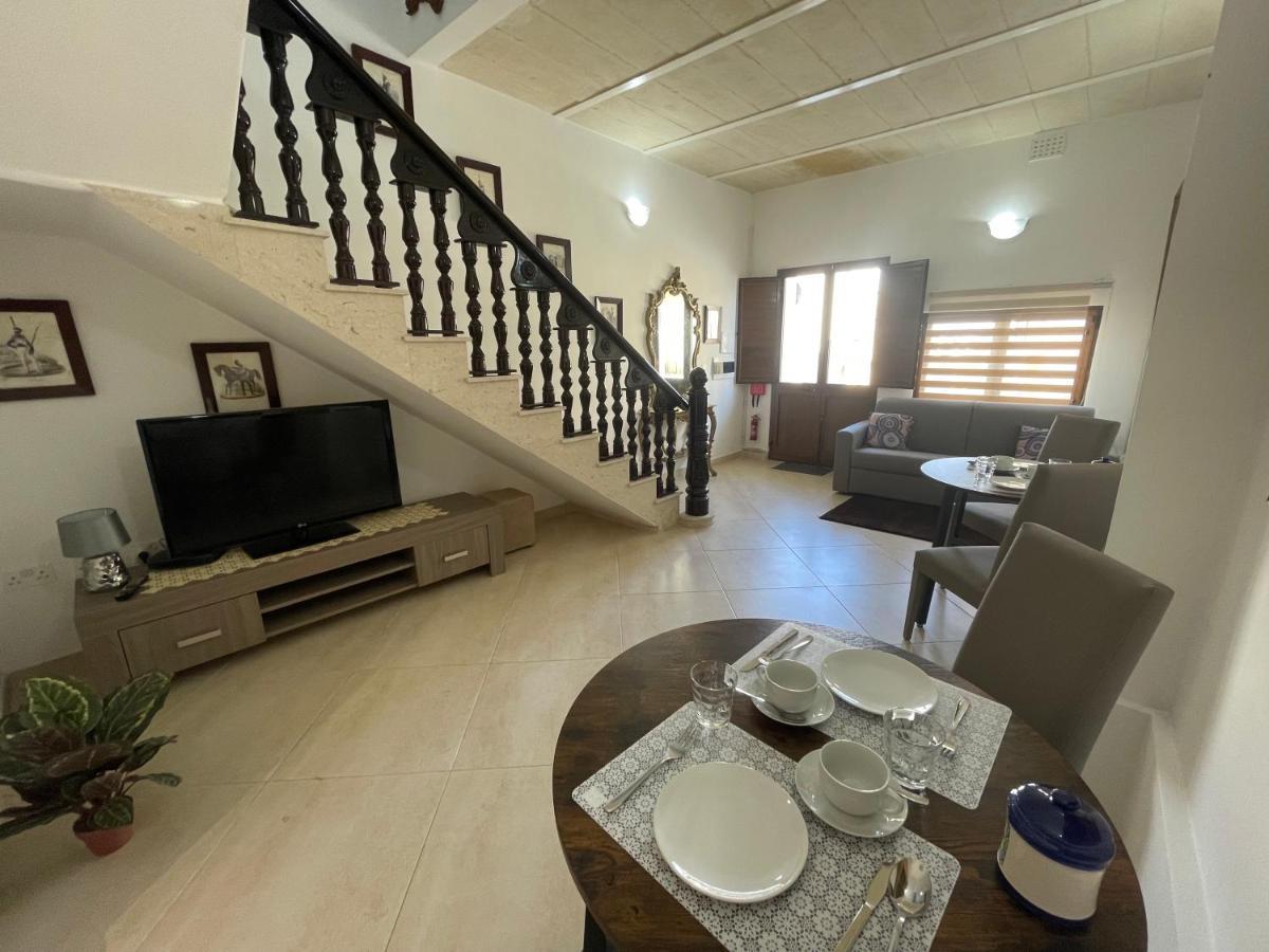 Alina Boutique Living Bed & Breakfast วิกตอเรีย ภายนอก รูปภาพ