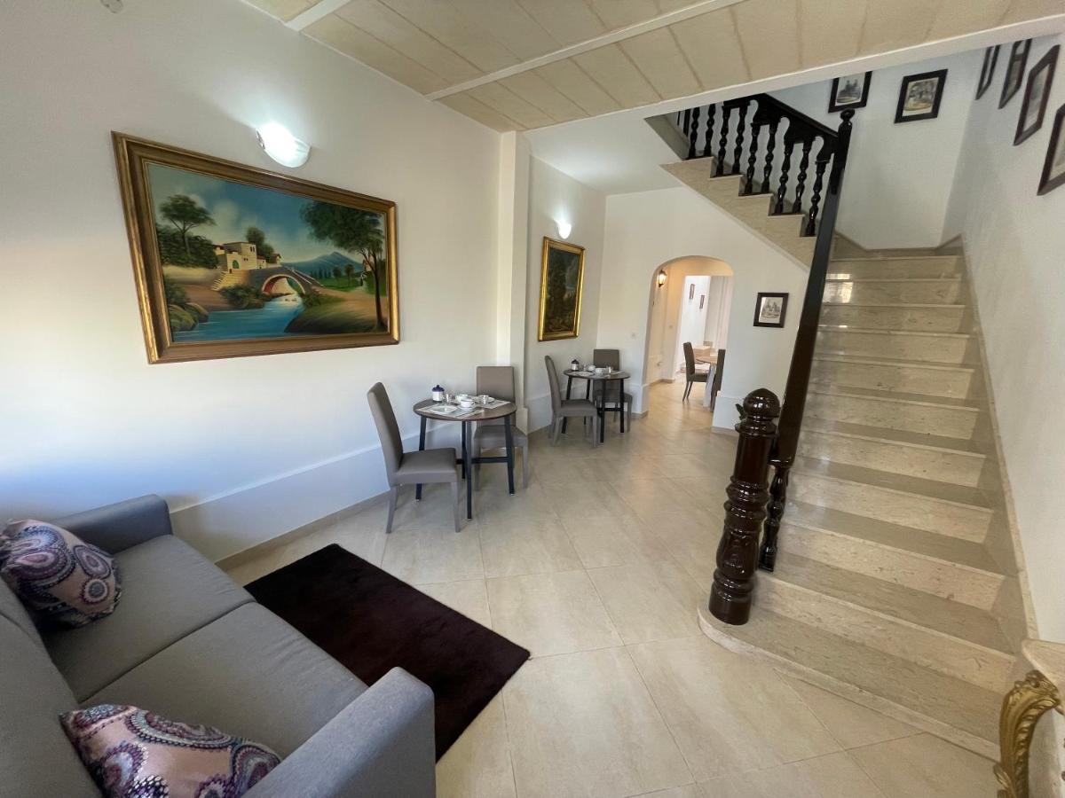 Alina Boutique Living Bed & Breakfast วิกตอเรีย ภายนอก รูปภาพ