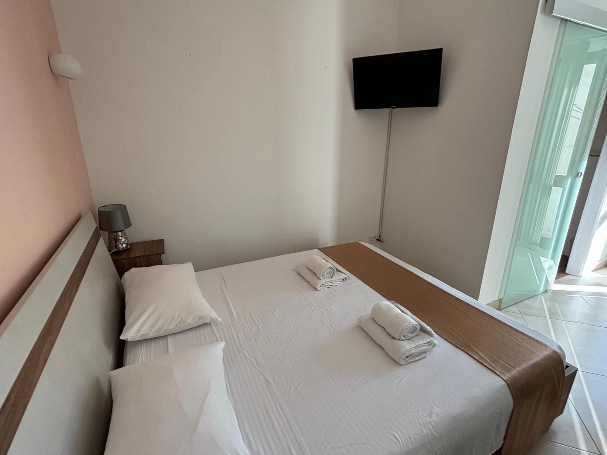 Alina Boutique Living Bed & Breakfast วิกตอเรีย ภายนอก รูปภาพ